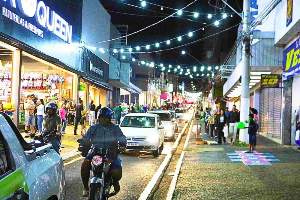 NATAL: Horário de funcionamento das lojas é diferente em dezembro, diz Acim