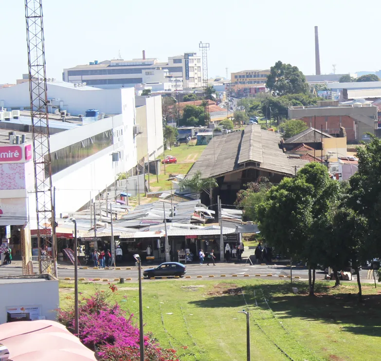 A área do antigo pátio ferroviário de Marília, hoje ocupada por boxes de comércio popular precisa ser totalmente desativada até janeiro de 2026