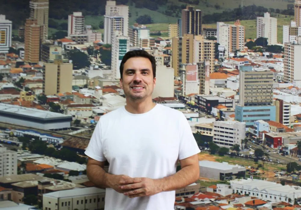 Durante entrevista exclusiva ao jornal A Cidade, Vinicius Camarinha reafirmou que seu compromisso é com os quatro anos de gestão municipal - Foto: Cristiano Gonçalves/jornal A Cidade