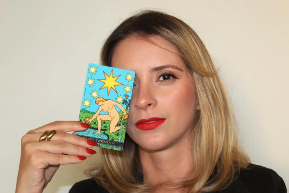 A tarotista Carla Quaggio, radicada em Marília há quatro anos, utilizou o baralho Rider Waite para antecipar as tendências que devem moldar o cotidiano dos marilienses no ano de 2026 - Foto: Cristiano Gonçalves/jornal A Cidade