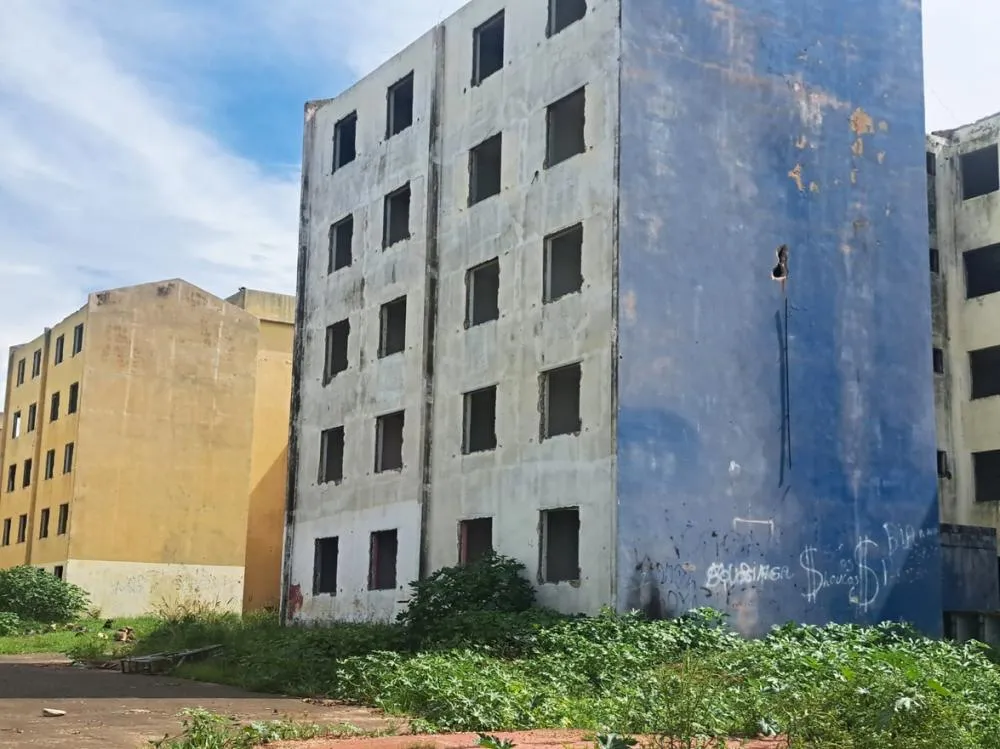 Um ano e meio após desocupação, prédios da CDHU na zona Sul seguem abandonados
