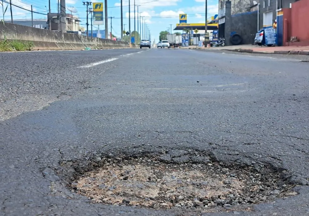 Risco no asfalto: buraco na avenida Jóquei Clube expõe motoristas ao perigo