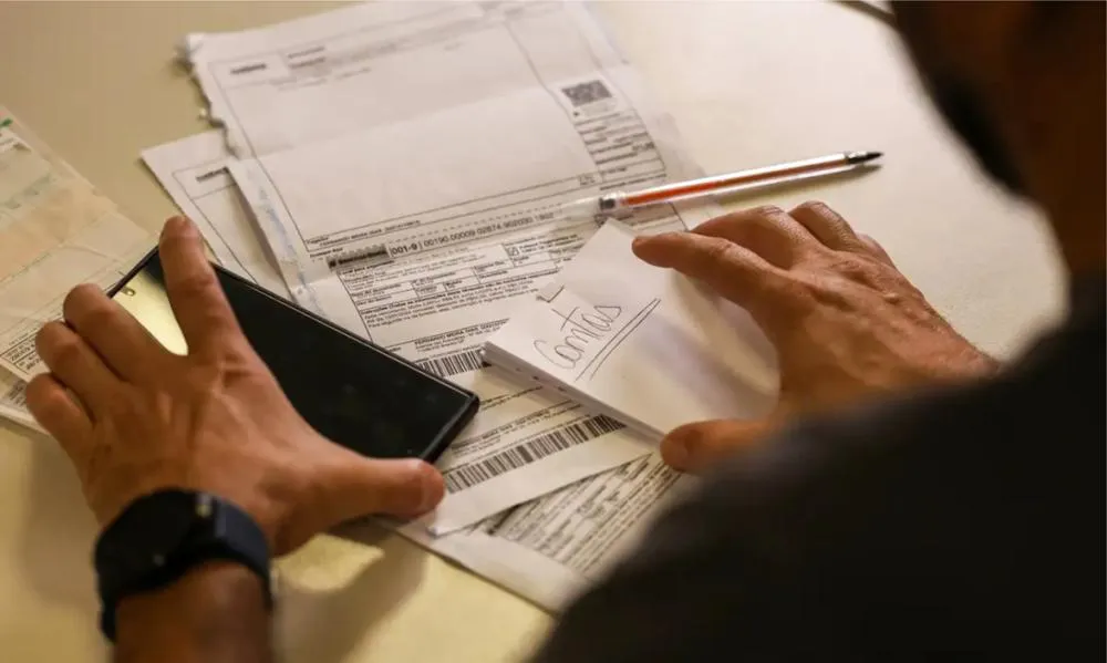 Salário mínimo de R$ 1.621 começa a ser pago nesta segunda