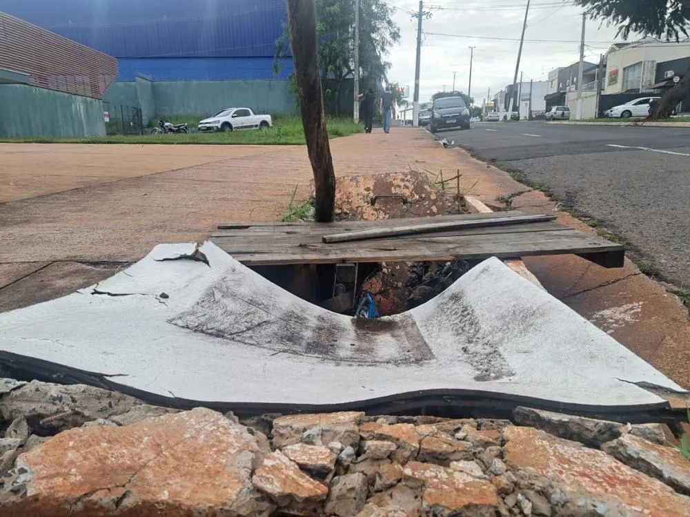 Na avenida Luzia dos Santos Alves bueiro aberto foi tampado por tábuas
