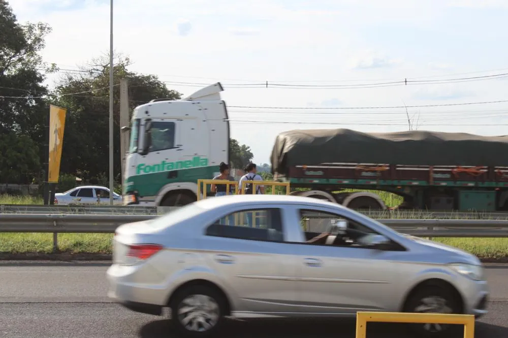 Trabalhadoras cruzam trecho da rodovia sem passarela: momentos antes uma moto passou em alta velocidade