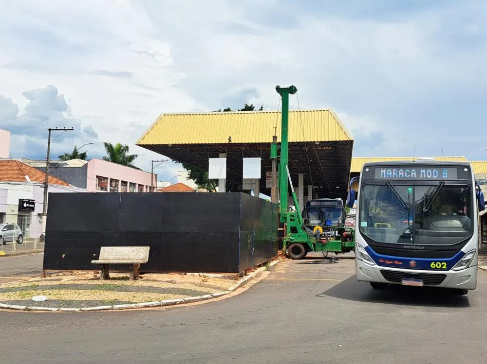 Tapumes foram instalados no terminal de embarque para dar início à reforma e ampliação do espaço
