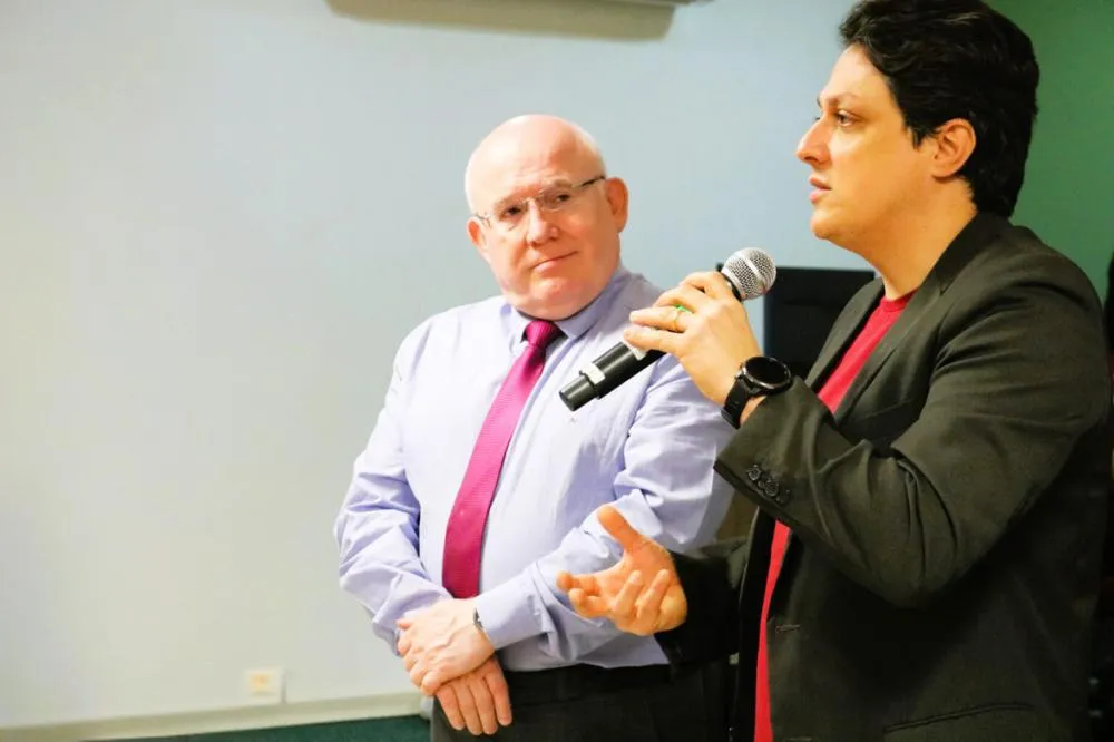 José Augusto Gomes e Carlos Francisco Bitencourt Jorge, ambos da associação comercial, falam sobre a Zona Azul