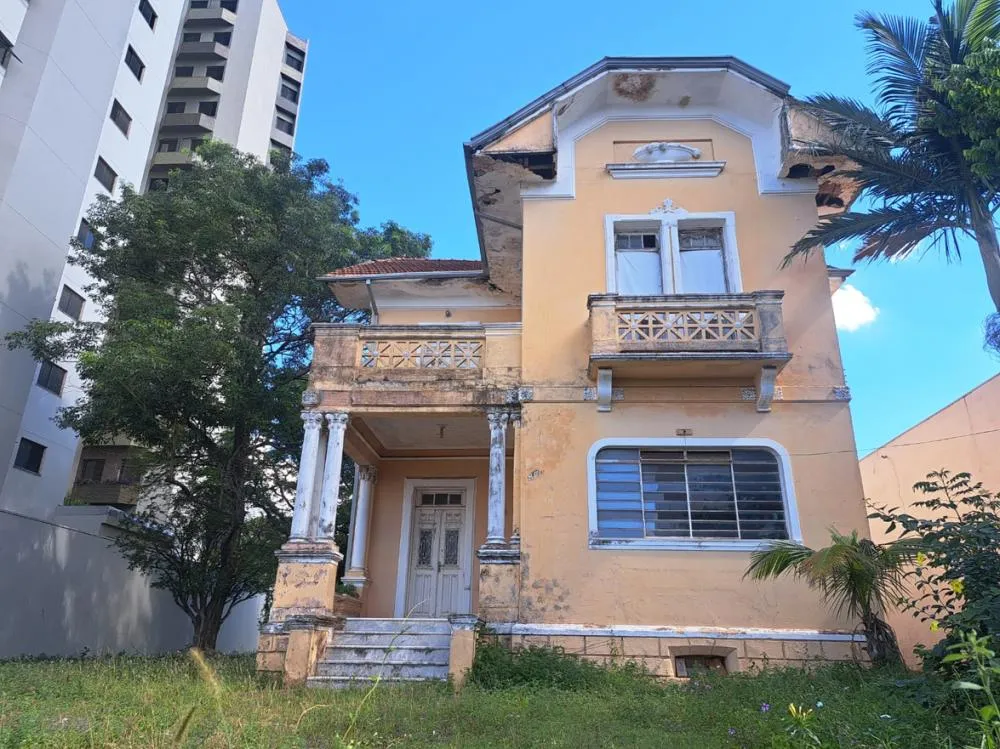 Um dos primeiros sobrados da cidade, construído em 1928, preserva sua alvenaria original e marca a transição da ocupação inicial para a urbanização da década de 1930 - Foto: Cristiano Gonçalves/Jornal A Cidade