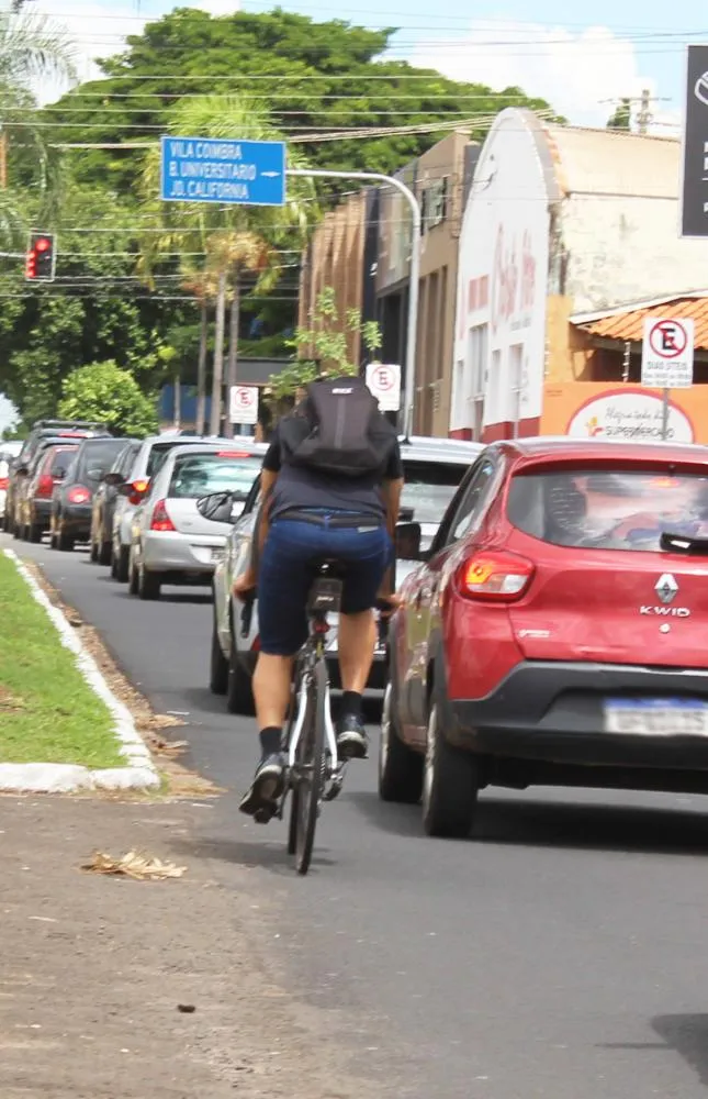 Ciclistas dividem espaço com veículos na avenida da Saudade, na zona Oeste de Marília, diante da ausência de ciclovia