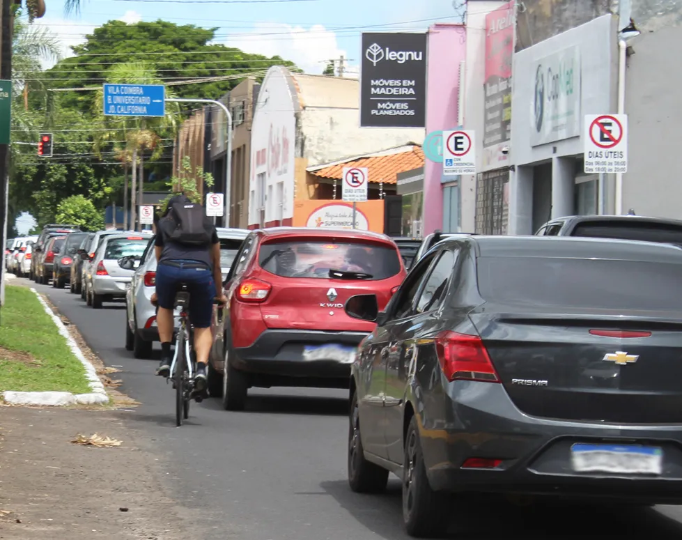 Ciclistas dividem espaço com veículos na avenida da Saudade, na zona Oeste de Marília, diante da ausência de ciclovia