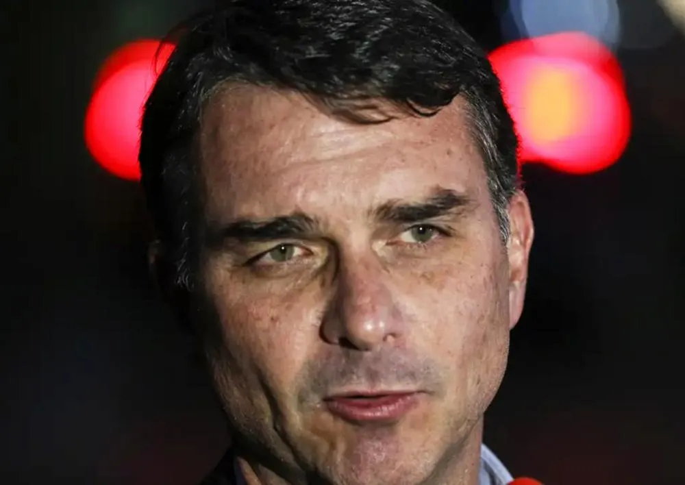 Flávio Bolsonaro admite cobrança a Vorcaro, mas nega crime
