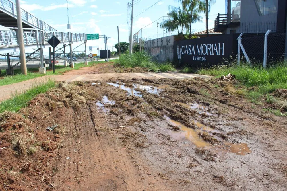 Sem asfalto: Moradores da zona Oeste de Marília convivem com lama e poeira 