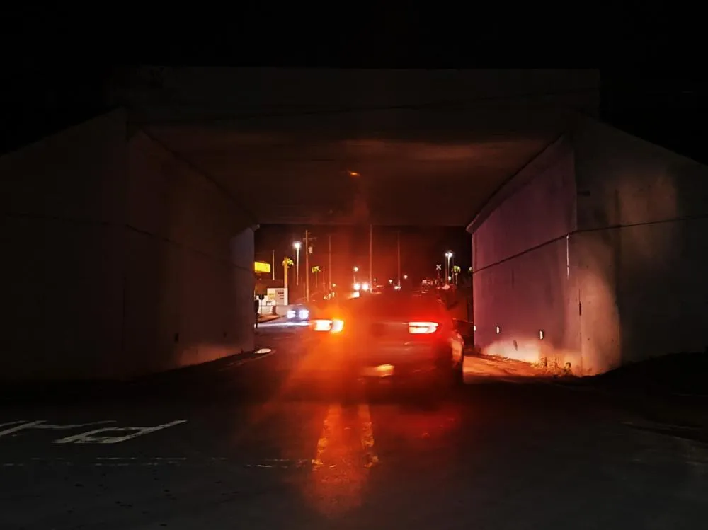 No período noturno, passagem sob o viaduto conta apenas com a luz dos veículos e não possui proteção para pedestres