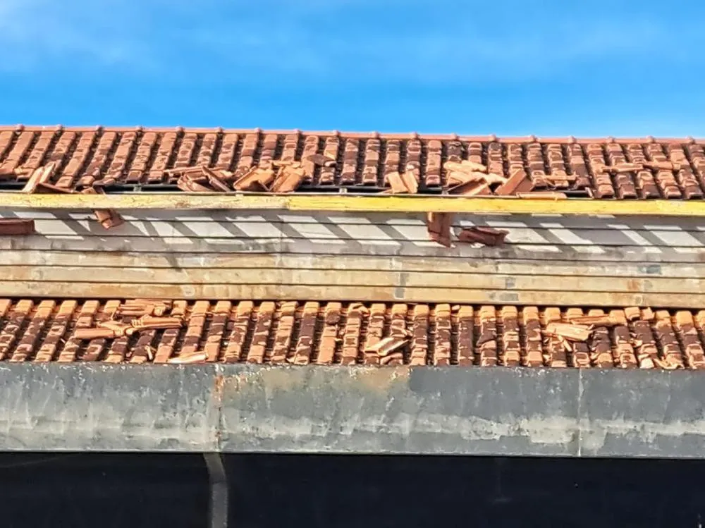 Telhas soltas no espaço cultural, na região central de Marília, preocupam e representam perigo para pedestres