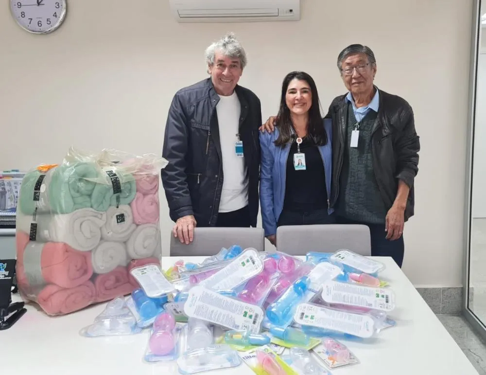 Hospital Beneficente Unimar recebe doação de mamadeiras e cobertores da Associação Amigos do Bar