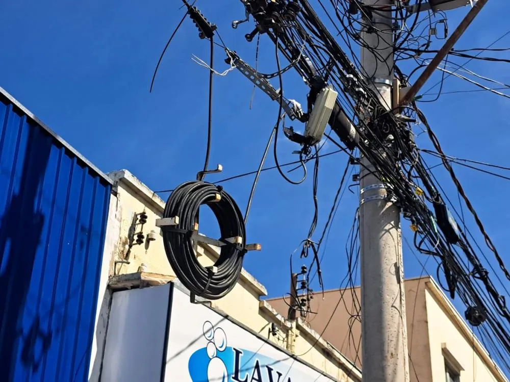 Na Rua 9 de Julho, no centro, os postes estão cobertos por uma “confusão” de fios soltos e enrolados