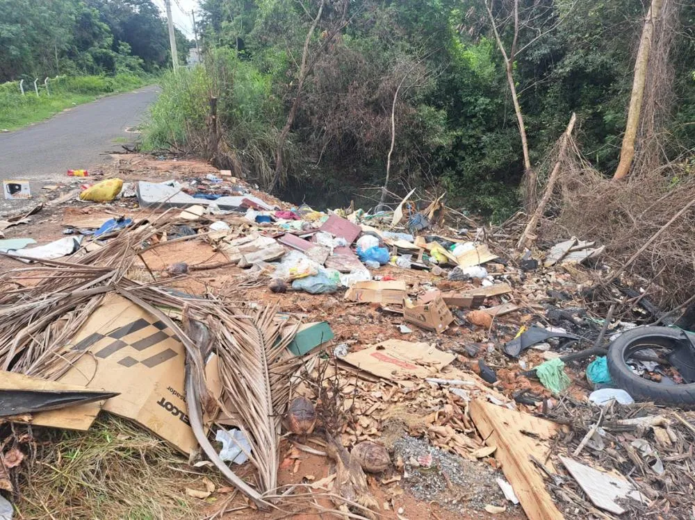 Moradores denunciam descarte irregular de lixo e entulho na rua Alexandre Guizardi, zona Oeste