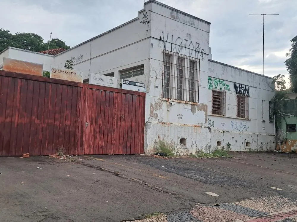 Antiga sede da Polícia Civil permanece abandonada no centro de Marília