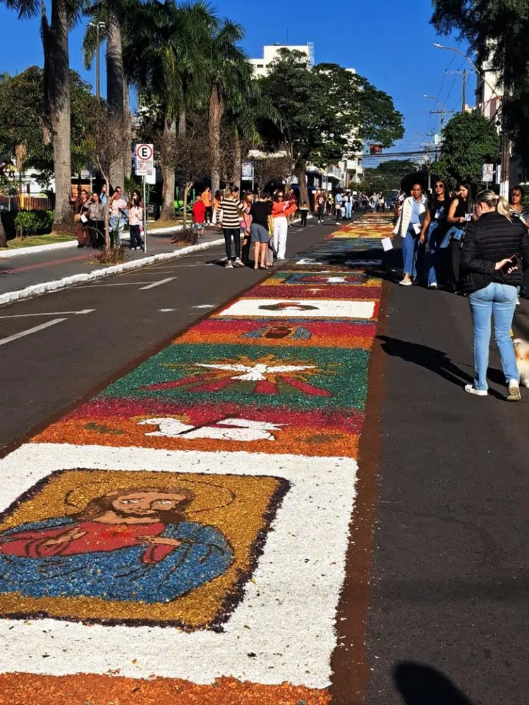 Antes do início da procissão de Corpus Christi, centenas de fiéis percorreram as ruas centrais de Marília para apreciar os tradicionais tapetes confeccionados por voluntários - Fotos: Cristiano Gonçalves/jornal A Cidade