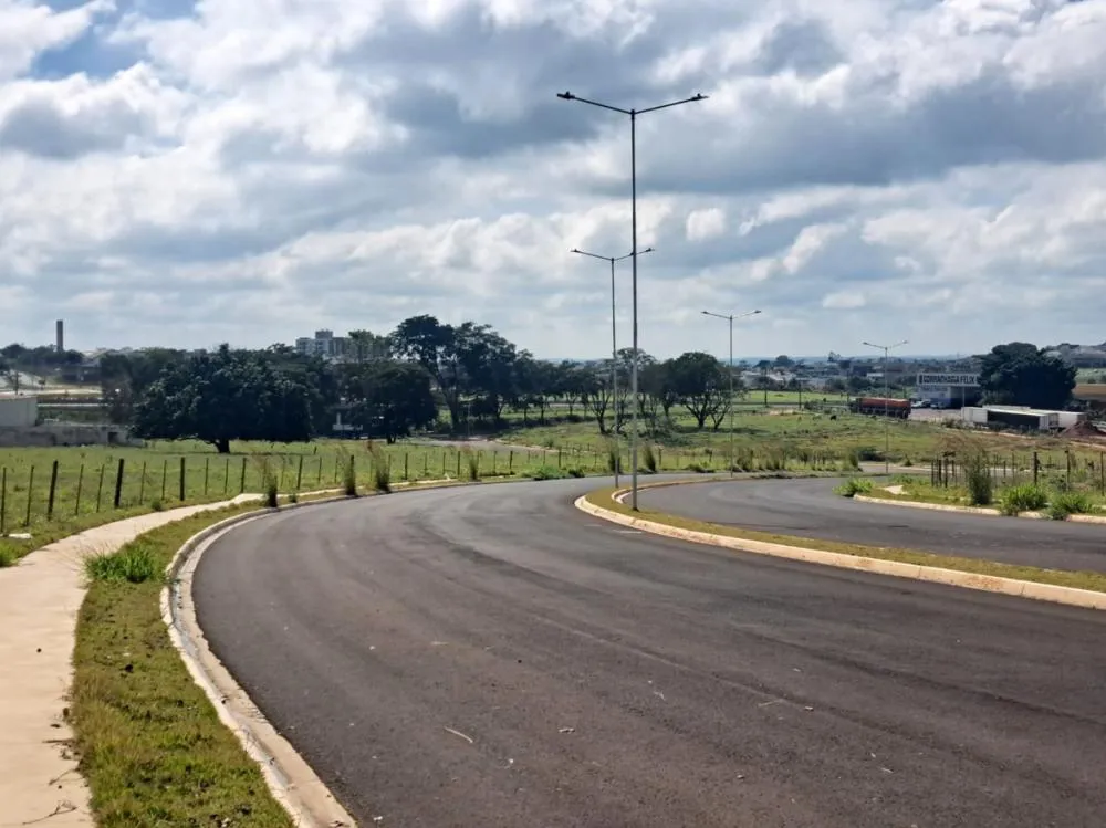 Via de interligação na zona Sul de Marília já conta com calçadas e postes de iluminação, mas segue fechada ao tráfego de veículos