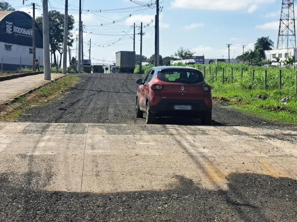 Após reportagem, rua sem asfalto há mais de 30 anos recebe melhorias no Jardim Cavallari