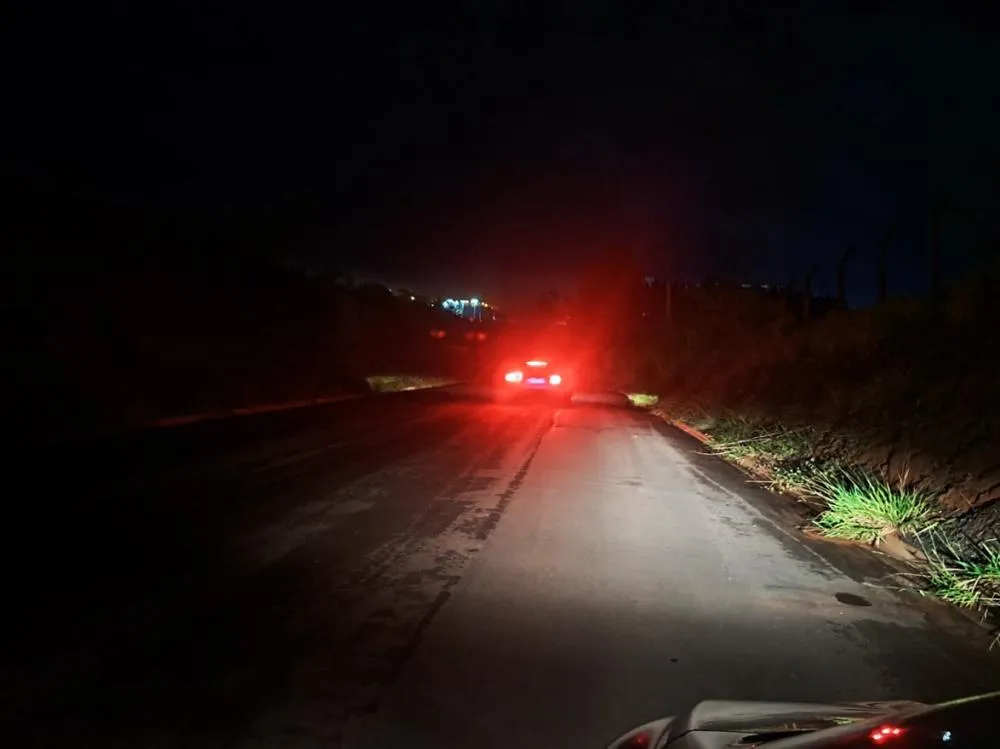 Mesmo sem iluminação pública, o prolongamento da Avenida Brasil registra grande fluxo de veículos durante o período noturno, situação que preocupa motoristas