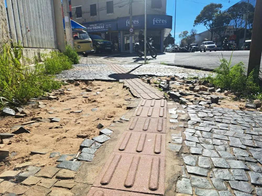 Na esquina da avenida Carlos Gomes com a rua Armando Sales de Oliveira, a calçada danificada ao redor do piso tátil dificulta a circulação e representa risco