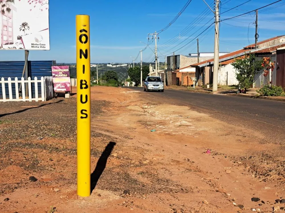 No Altos do Palmital, passageiros aguardam o ônibus em um local sem calçada. Em períodos de chuva, o trecho na avenida Murilo Mendes Benincasa fica tomado pelo barro - Foto: Cristiano Gonçalves/jornal A Cidade