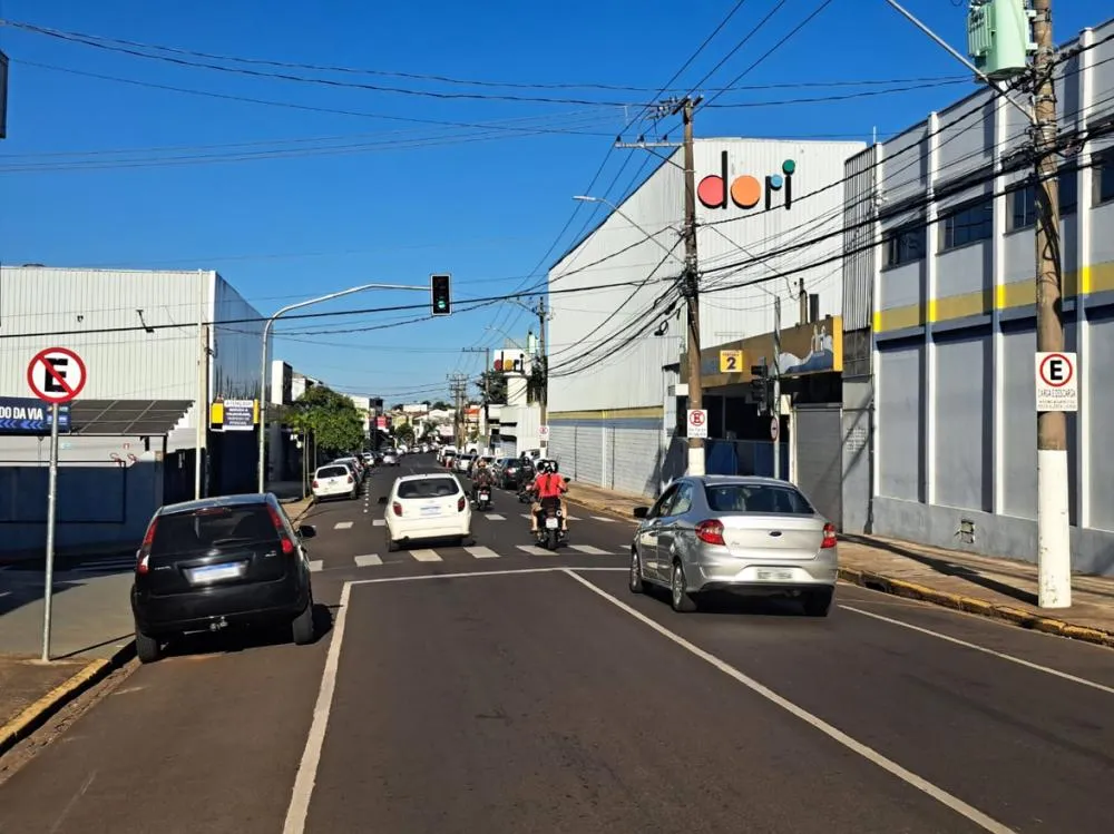 Novo semáforo no cruzamento da Avenida República com a Rua Thomaz Alcalde organiza o fluxo de veículos em um dos pontos de maior movimento da via