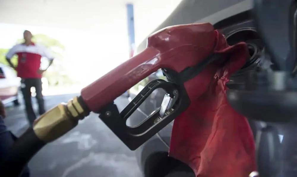 Com nova alta mundial do petróleo, governo mantém desconto na gasolina