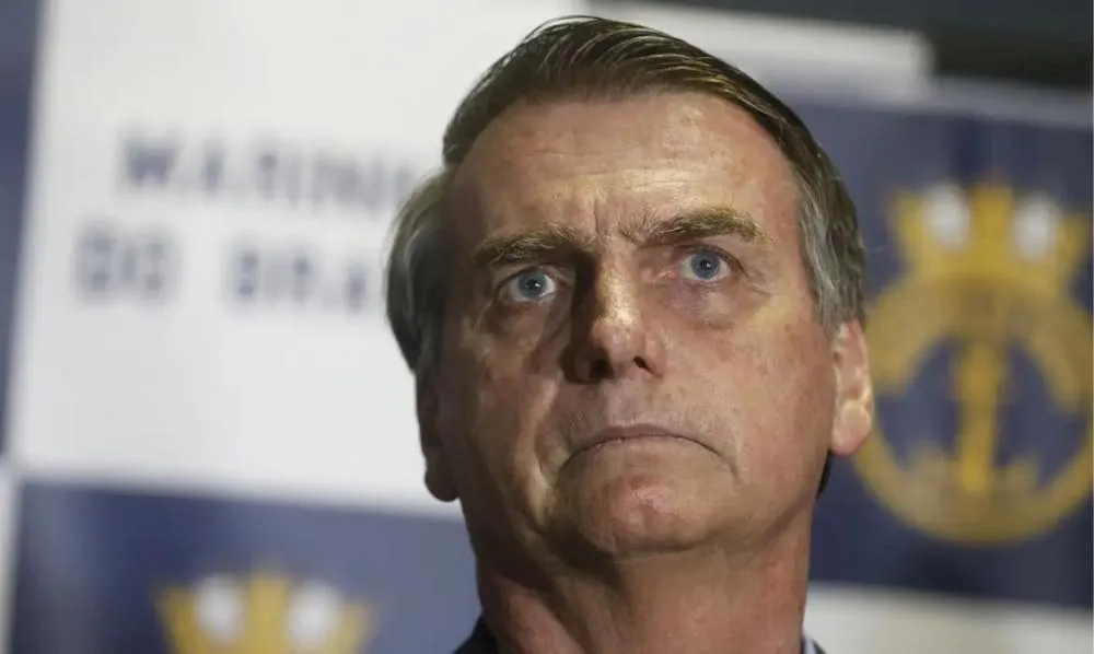Moraes suspende visitas de Flávio a Bolsonaro na prisão domiciliar