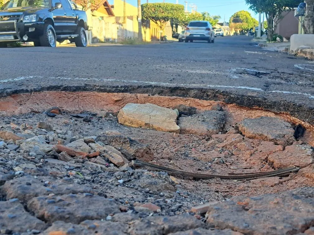 Buracos na Rua Gaspar de Lemos dificultam o tráfego de veículos e aumentam as reclamações de moradores, que cobram manutenção do pavimento