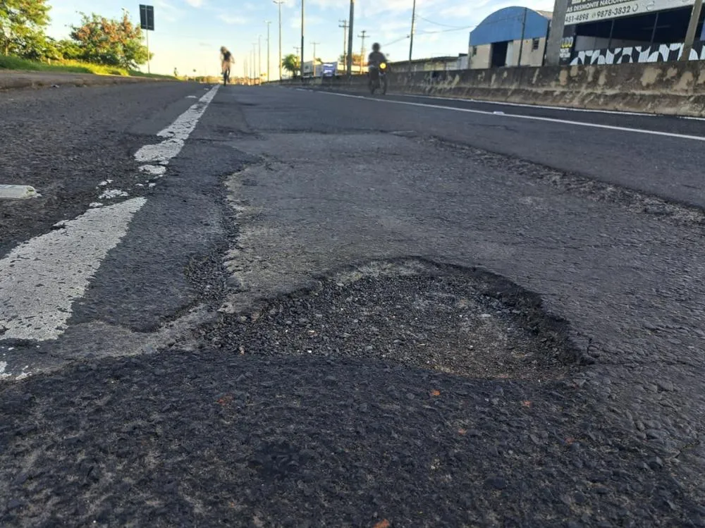 Buracos na Avenida Jóquei Clube obrigam motoristas a reduzir a velocidade e desviar para evitar danos aos veículos