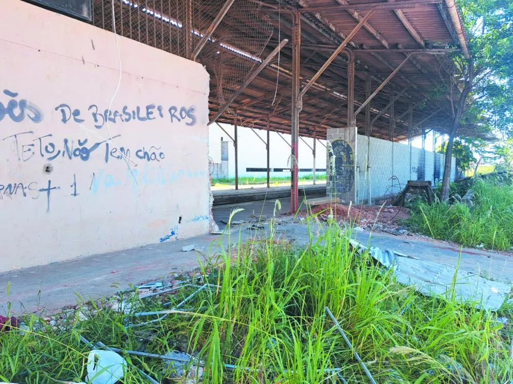 Cinco meses depois, antigo pátio ferroviário continua abandonado