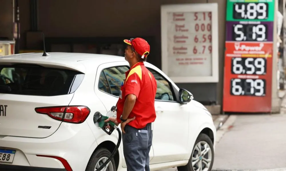 Aumento de etanol na gasolina divide opiniões sobre impacto em carros