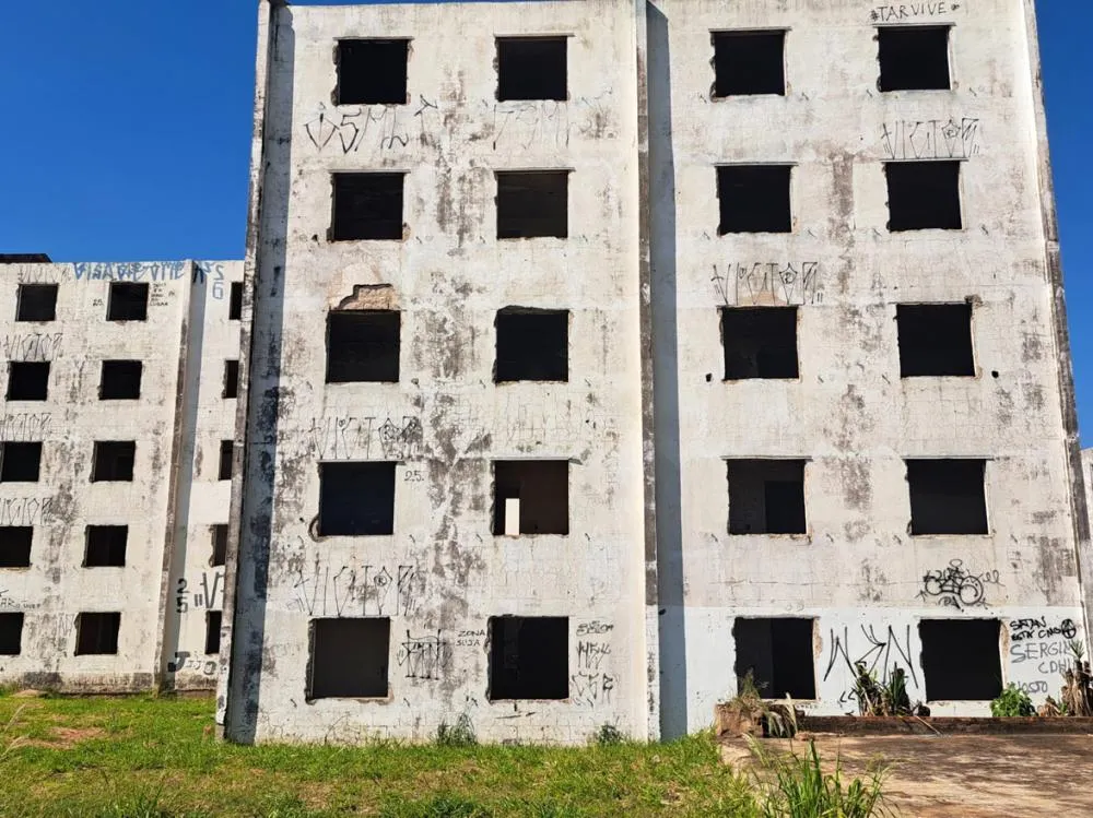 Dois anos depois, ‘predinhos da CDHU’ seguem abandonados na zona Sul