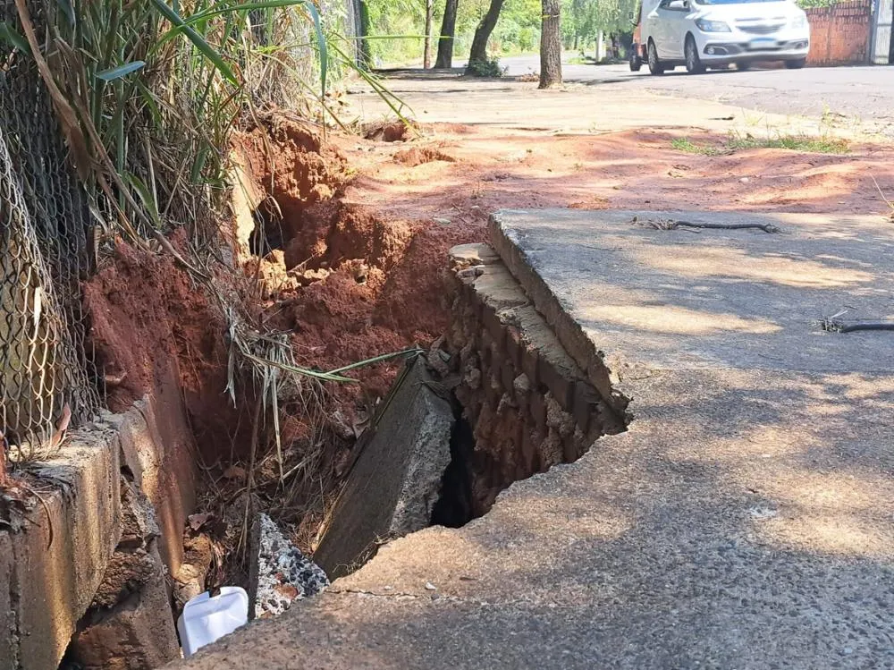 Erosão avança, destrói calçada e deixa pedestres em risco