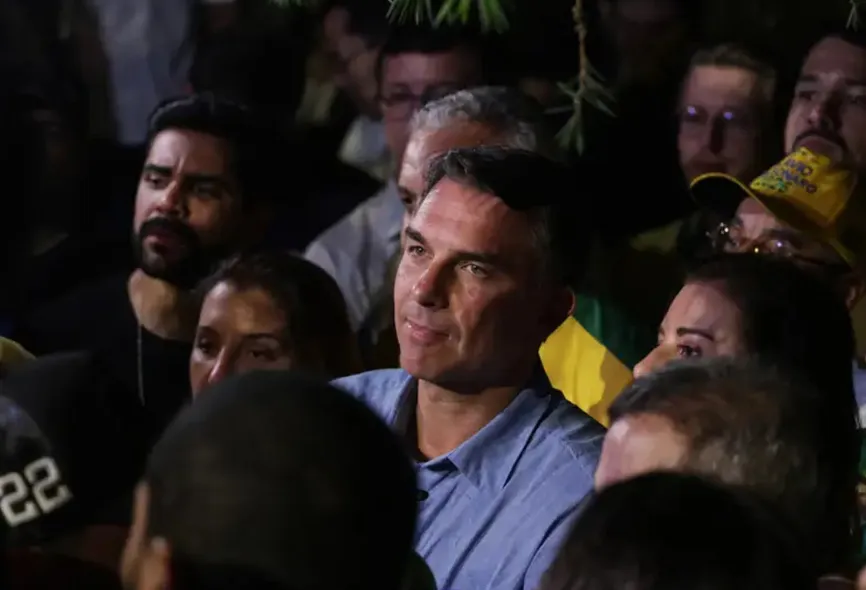 Flávio Bolsonaro impõe condições para liberar sigilos