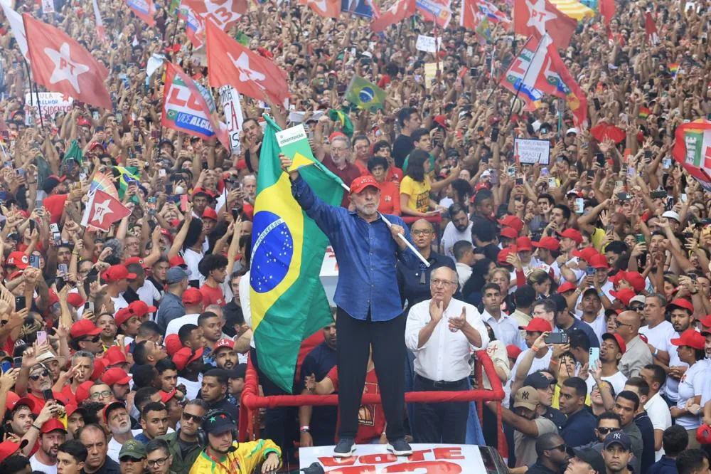 Lula é reeleito presidente do Brasil em virada histórica