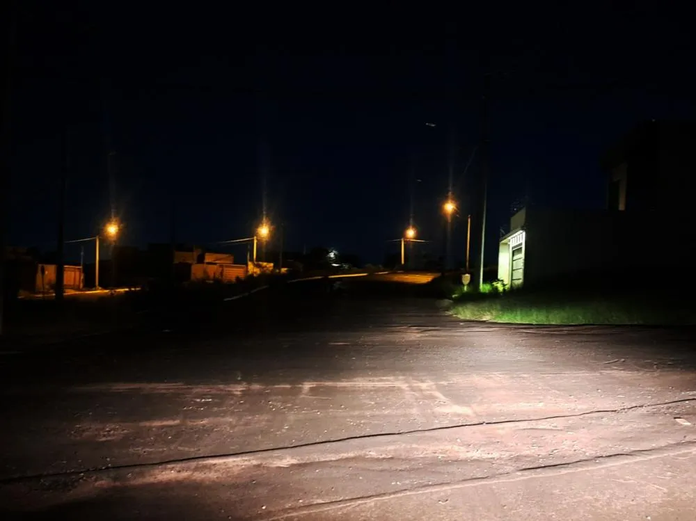 Falta de lâmpadas deixa ruas no escuro no bairro Parque das Flores