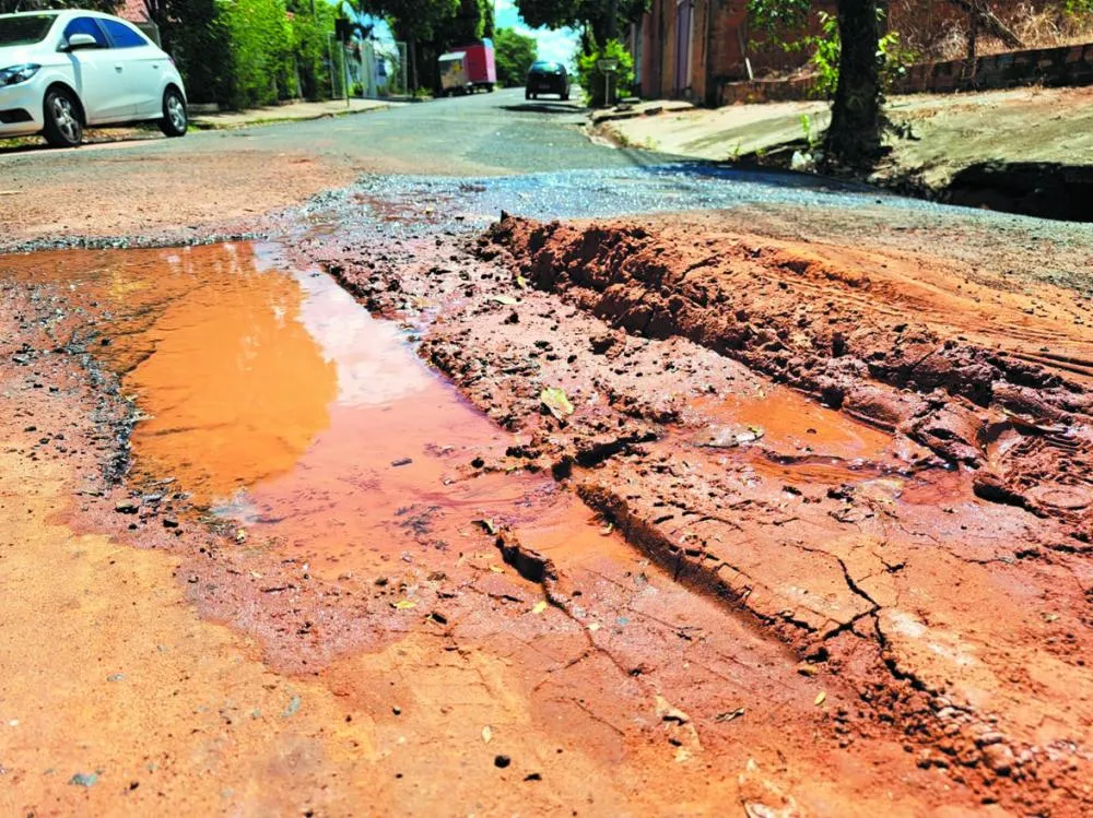 Vazamento de água limpa dura semanas na Rua Sebastião Lopes da Silva, gerando desperdício