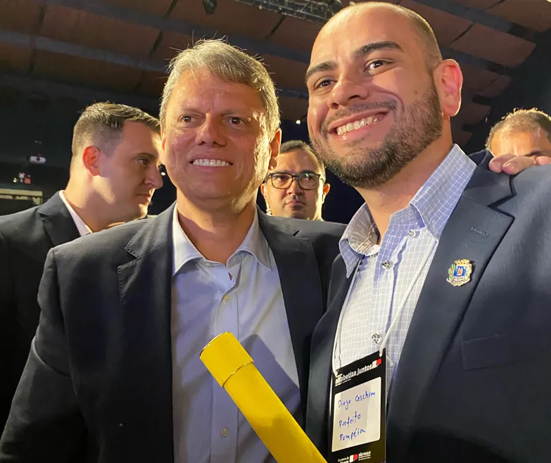 Prefeito de Pompéia Diogo Ceschim ao lado do governador Tarcísio de Freitas - Foto: Divulgação