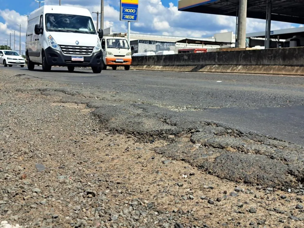 Irregularidade do leito da BR-153 gera poças e muito perigo