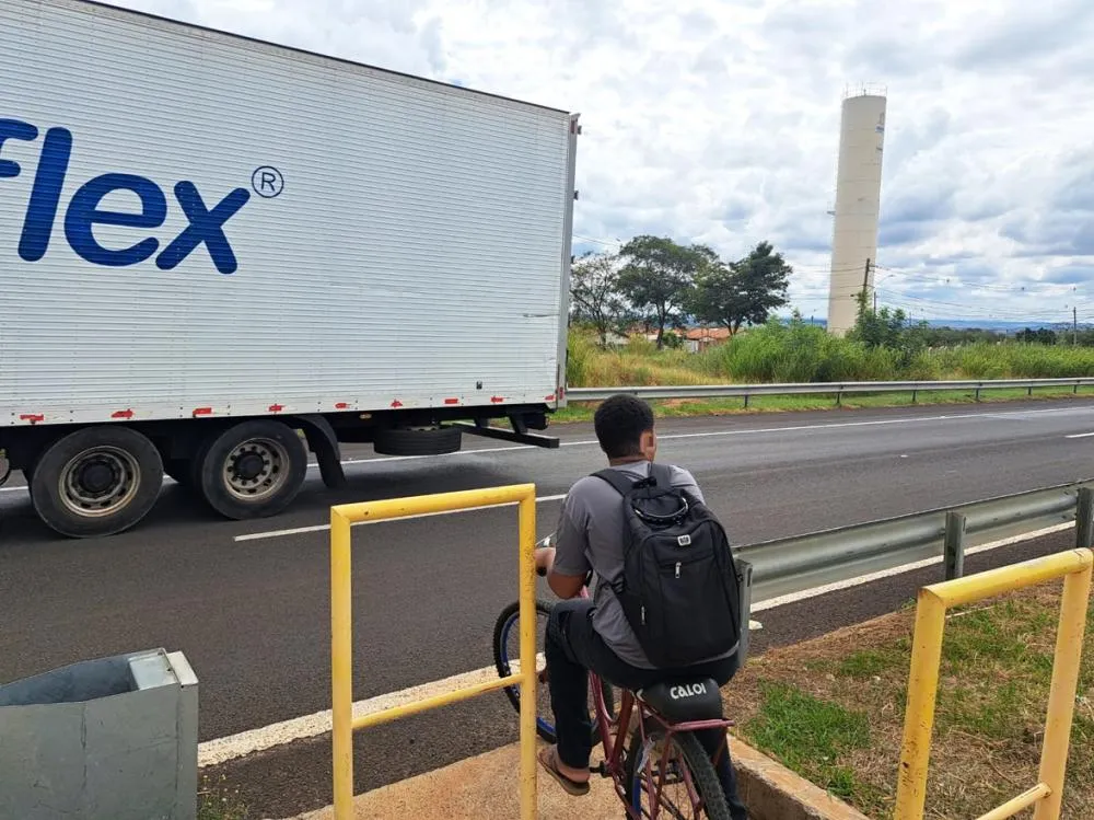 A travessia insegura obriga pedestres cruzarem as pistas