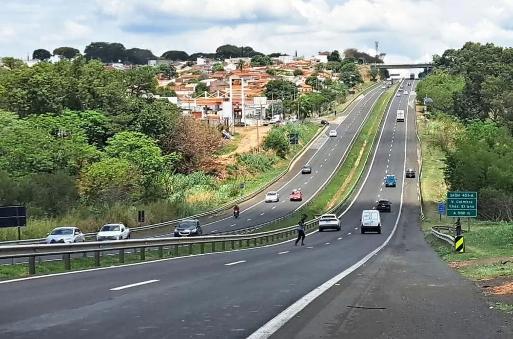 Trecho urbano da SP-294 sob concessão ainda não recebeu passarelas
