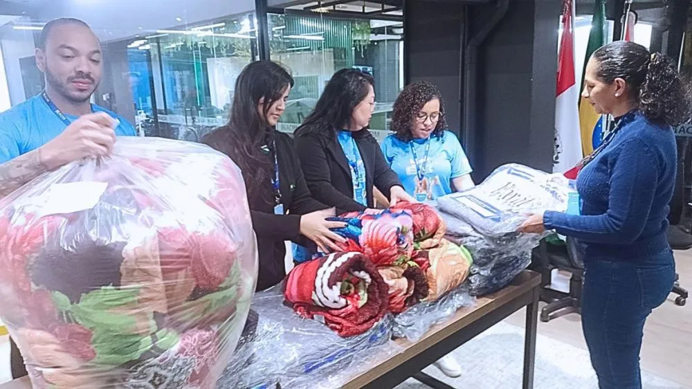 Funcionários da associação comercial se mobilizaram para reunir roupas e cobertores e levaram pessoalmente ao Fundo Social