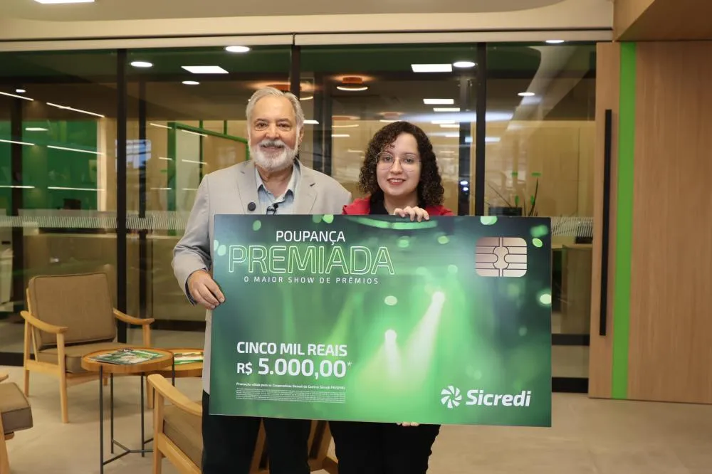 Dr. João Salvi, presidente, entrega prêmio de R$ 5 mil - Foto: Divulgação