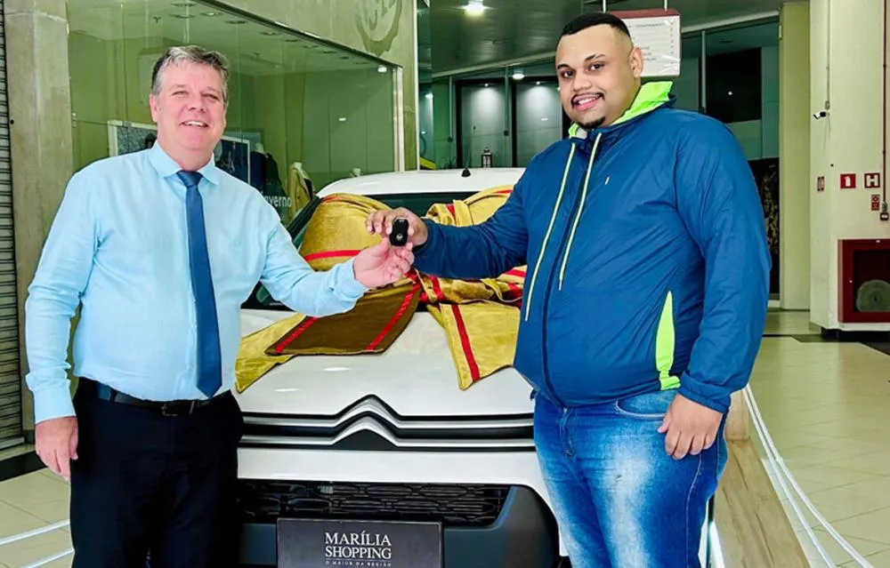O gerente geral do Marília Shopping, Marcos Mori com o ganhador do Citroën C3 0KM, Vinícius Viana Santos - Foto: Divulgação