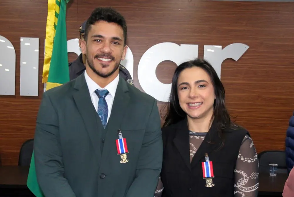 A Pró-reitora de Graduação, Pesquisa e Pós-graduação da Unimar, Profa. Dra. Fernanda Mesquita Serva, e o Coordenador das Fazendas, Júlio César Mesquita Serva, foram homenageados com a Medalha Comemorativa do Cinquentenário do 9º Batalhão da Polícia Milita