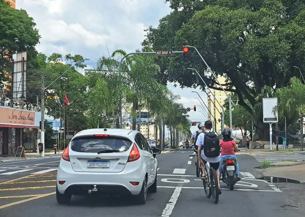 Na Avenida Sampaio Vidal, principal via do centro, ciclistas precisam competir com carros, caminhões, ônibus e motos para poder circular